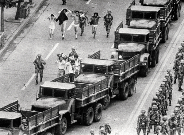 1980년 5월 신군부가 계엄령을 선포하고 쿠데타를 시도할 때 전면적인 저항에 나선 건 광주 시민들이 유일했다. 광주는 수많은 죽음과 투옥, 고립과 차별이라는 시련을 견뎌야 했다. 그리고 그 모든 피와 눈물, 투쟁을 통해 ‘광주’는 한국 민주주의의 상징으로 다시 태어났다. 사진은 5·18 당시 계엄군이 광주 시민들을 끌고 가는 모습. 5·18 기념재단 제공