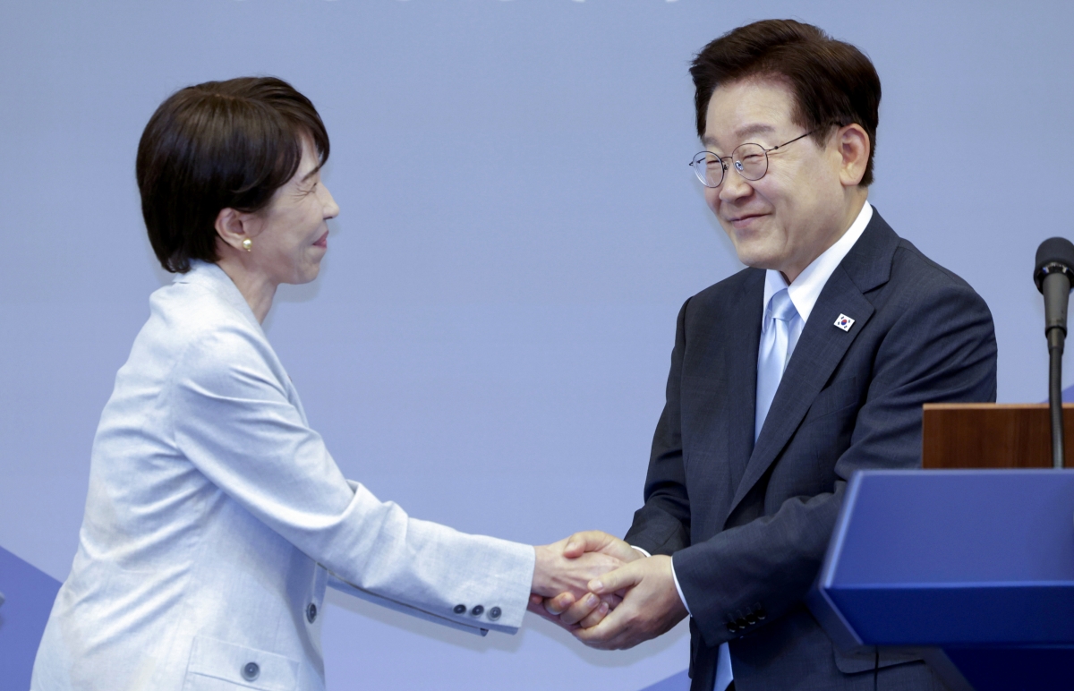이재명 대통령과 다카이치 사나에 일본 총리가 지난 19일 경북 안동 한 호텔에서 공동언론발표를 마친 뒤 악수하고 있다.  안동 연합뉴스