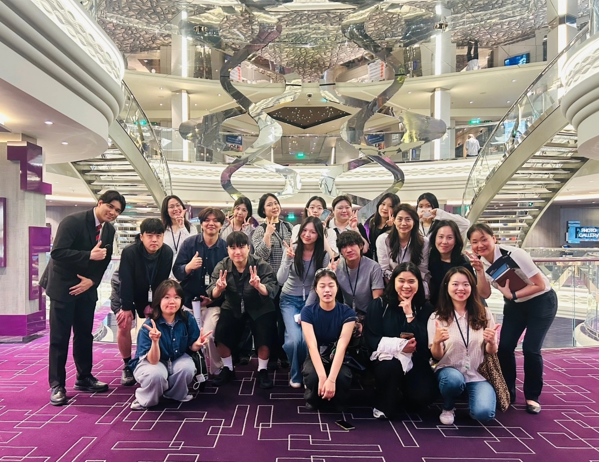 지난 19일 제주대학교 학생 20명이 강정항에 입항한 17만 t급 초대형 크루즈선 ‘MSC 벨리시마호’에서 승선 체험을 하며 기념촬영을 하고 있다. 제주도 제공