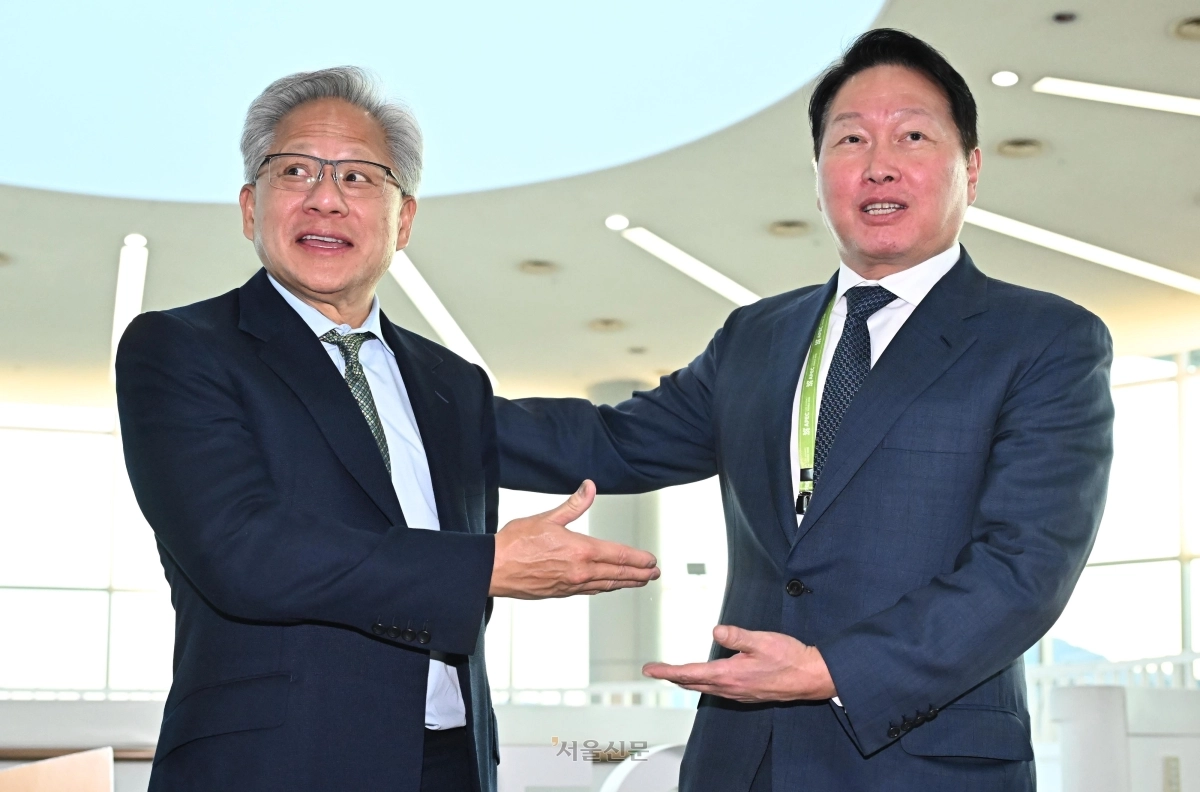 젠슨 황 엔비디아 CEO가 31일 경북 경주시 경주예술의전당에서 열린 아시아태평양경제협력체(APEC) CEO 서밋에 참석해 최태원 대한상의 회장과 환담 후 취재진의 질문에 답하고 있다. 2025.10.31 경주 홍윤기 기자