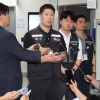 단숨에 -4% ‘폭포수’…“삼성전자 29층 살려달라” 개미들 아우성