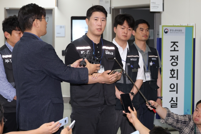 단숨에 -4% ‘폭포수’…“삼성전자 29층 살려달라” 개미들 아우성