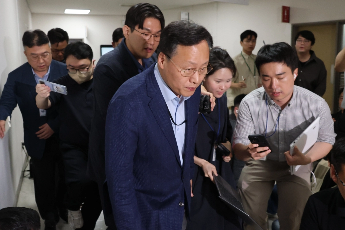 협상장 떠나는 여명구 사측 대표교섭위원