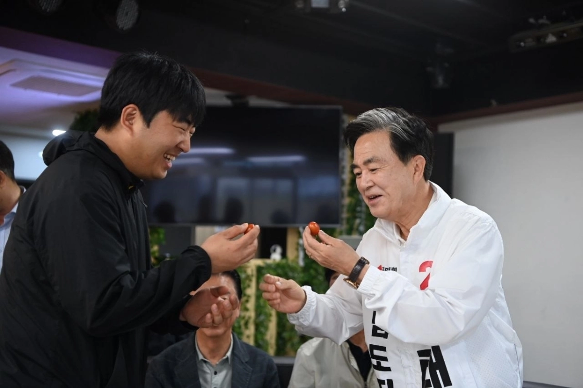 김태흠 국민의힘 충남도지사 후보가 토마토를 시식하고 있다. 김 후보 캠프 제공