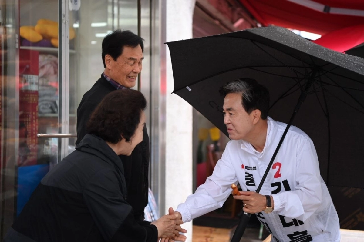 김태흠 국민의힘 충남도지사 후보가 20일 당진시를 찾아 주민들과 인사를 하고 있다. 김 후보 캠프 제공