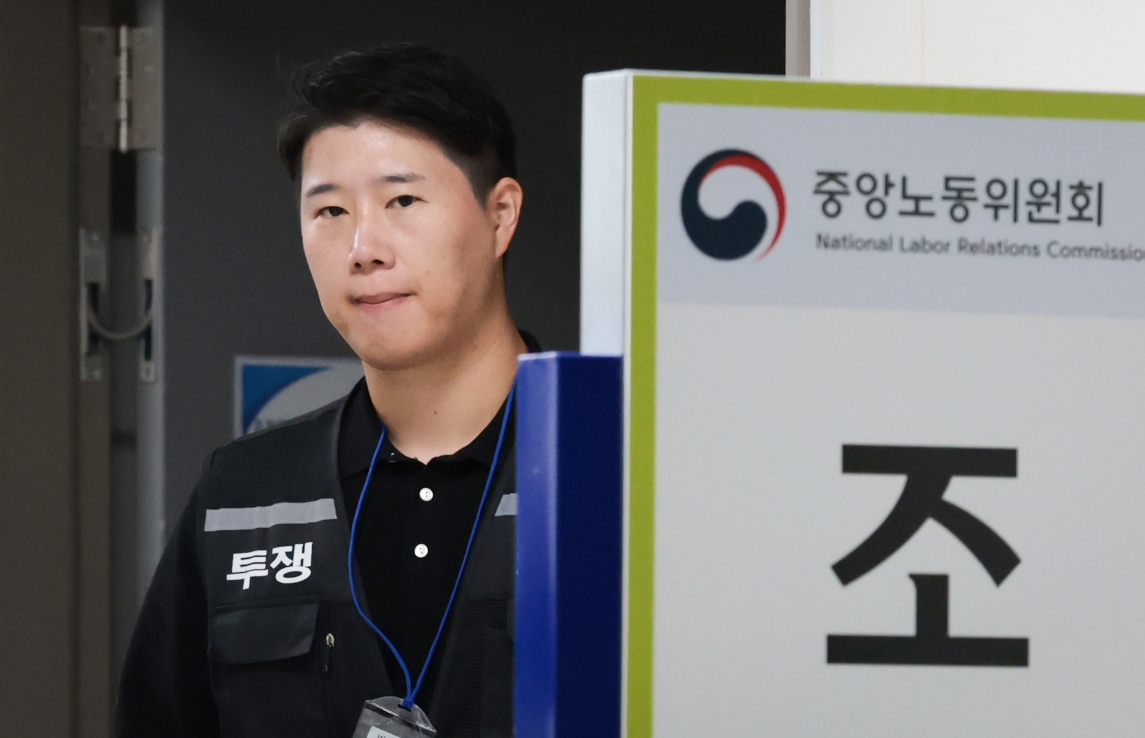 삼성그룹 초기업노동조합 삼성전자지부 최승호 위원장이 20일 정부세종청사 중앙노동위원회에서 노사협상 결렬에 따른 총파업 강행 입장을 밝히기 위해 이동하고 있다. 공동취재