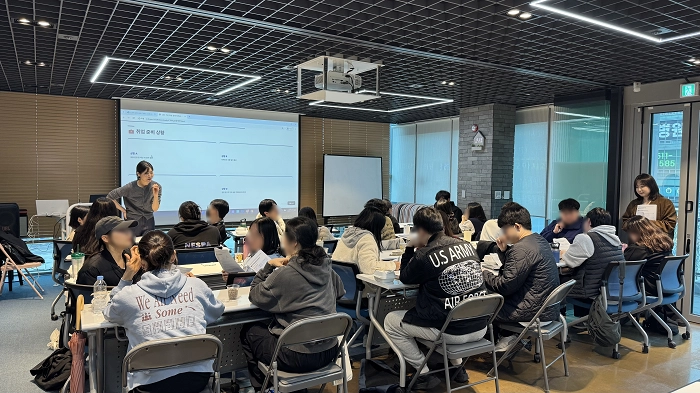 지난 4월 10일 남양주시 청년들이 CTPI 검사 결과를 바탕으로 팀별 토론을 벌이고 있다.