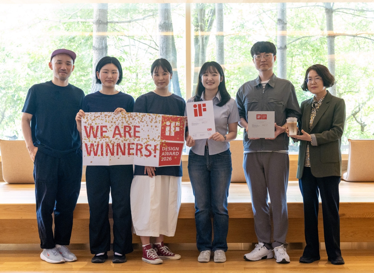 ‘캠퍼스 컵’ 개발을 이끈 UNIST 이승호 교수와 한민주·박민주·신다영 학생, 울산시 자원순환과 장희성 주무관·신화자 팀장(왼쪽부터)이 기념촬영하고 있다. UNIST 제공