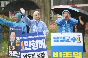 ‘소통 행보’ 나선 민형배, 담양서 ‘빗속’ 출근길 인사