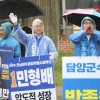 ‘소통 행보’ 나선 민형배, 담양서 ‘빗속’ 출근길 인사