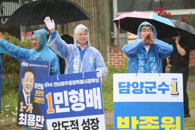 ‘소통 행보’ 나선 민형배, 담양서 ‘빗속’ 출근길 인사