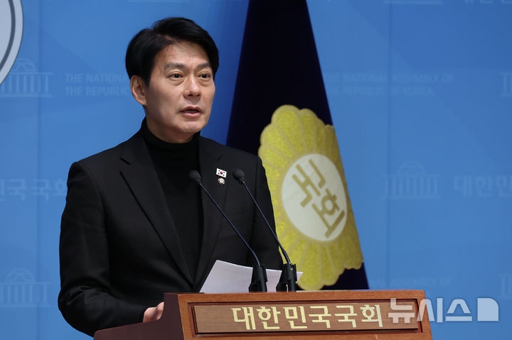 한민수 더불어민주당 대변인이 9일 오전 서울 여의도 국회 소통관에서 국민의힘 제1야당 대표 전담 특위 및 이진우·여인형 접견 관련 브리핑을 하고 있다. 뉴시스