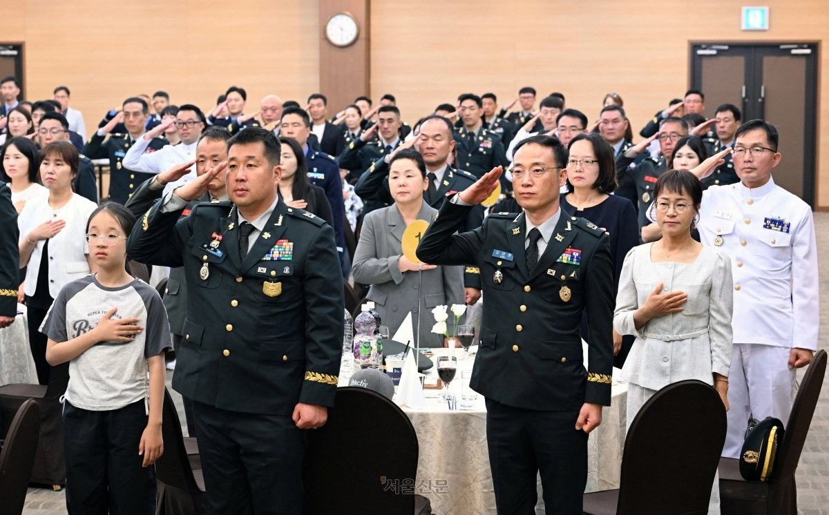 20일 서울 용산구 국방컨벤션센터에서 열린 제63회 국군모범용사 초청 행사에서 국군모범용사 및 가족 등이 국민의례를 하고 있다. 2026.5.20. 도준석 전문기자
