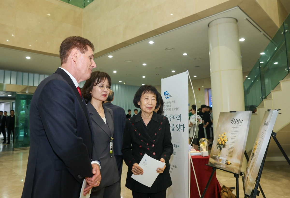 왼쪽부터 특별전을 둘러보는 잭 마리나이, 홍선영 국제처장, 김선향 북한대학원대학교 이사장. 2026.5.20. 경남대 제공