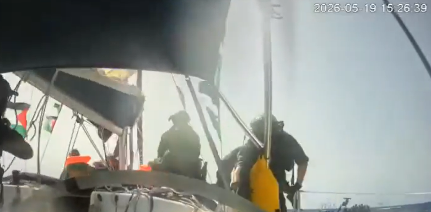 팔레스타인 국기를 달고 가자지구로 향하는 국제구호선에 무장한 이스라엘군 병사들이 오르고 있다. 엑스 캡처
