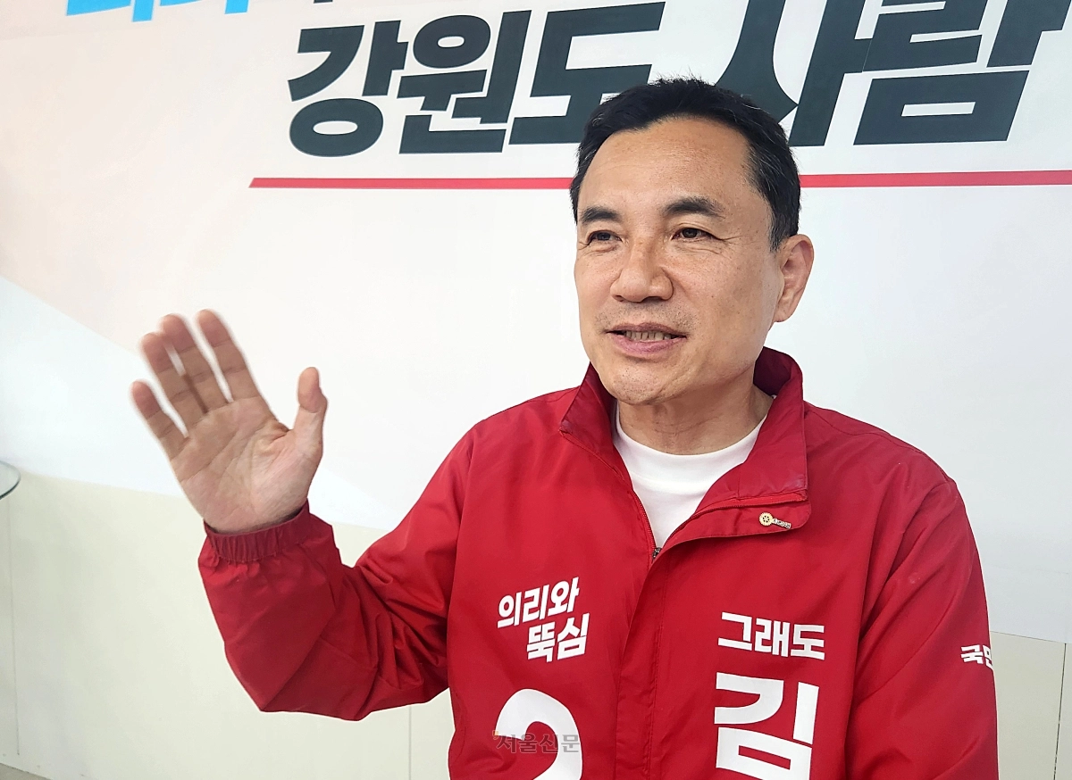 재선 도전에 나선 김진태 국민의힘 강원지사 후보가 20일 서울신문과의 인터뷰에서 “지난 4년간 그린 첨단 미래 산업의 설계도를 준공까지 책임지고 마무리하겠다”고 포부를 밝히고 있다.