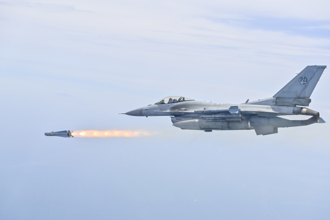 공대지 실사격 훈련하는 KF-16