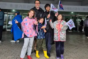 [수원 현장]“유일 분단국가서 열리는 남북 축구, 정말 특별한 순간”…폭우 뚫고 경기장 찾은 독일인 가족