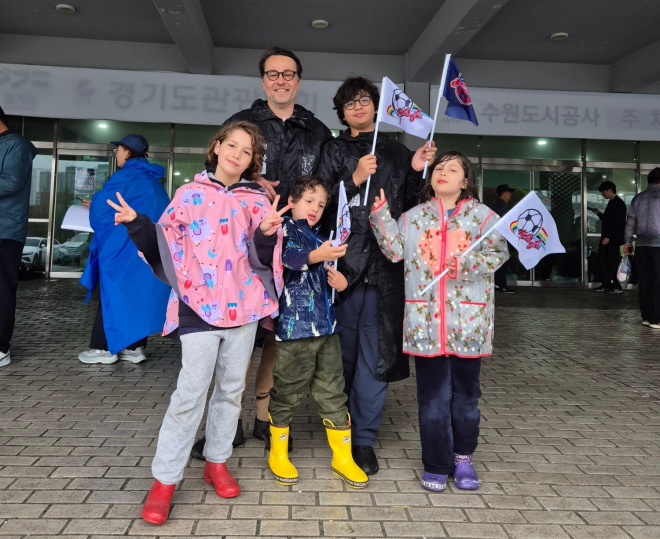 [수원 현장]“유일 분단국가서 열리는 남북 축구, 정말 특별한 순간”…폭우 뚫고 경기장 찾은 독일인 가족