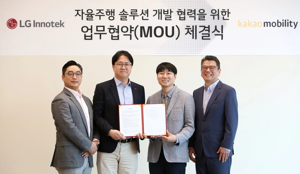 민죤(왼쪽부터) LG이노텍 CTO(상무), 오세진 CSO(전무), 김진규 카카오모빌리티 피지컬AI 부문장(부사장), 안규진 사업부문총괄 부사장이 20일 서울 강서구 마곡 소재 LG이노텍 본사에서 개최된 ‘자율주행 솔루션 개발 협력을 위한 양해각서(MOU)’ 체결식에서 기념촬영을 하고 있다. 양사 제공