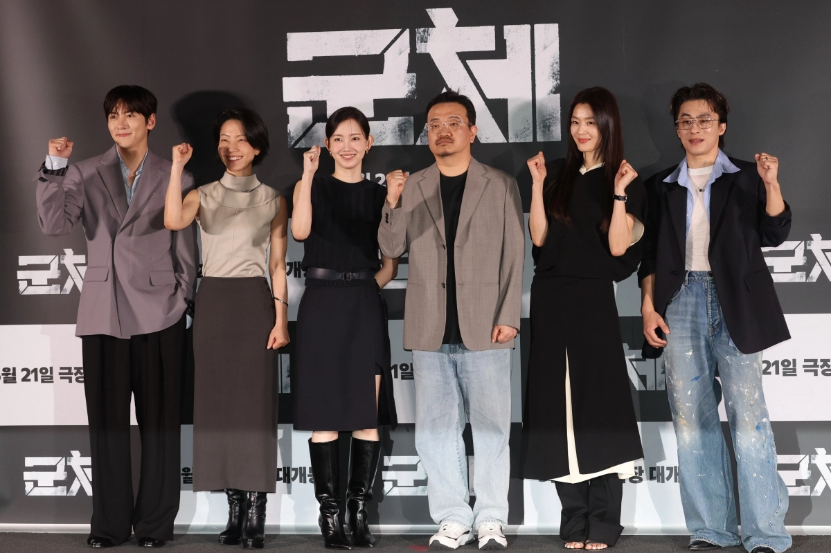 영화 ‘군체’의 배우들과 연상호 감독이 20알 서울 용산구 CGV 용산아이파크몰에서 열린 기자간담회에서 포즈를 취하고 있다. 왼쪽부터 배우 지창욱, 김신록, 신현빈, 연 감독, 전지현, 구교환. 연합뉴스