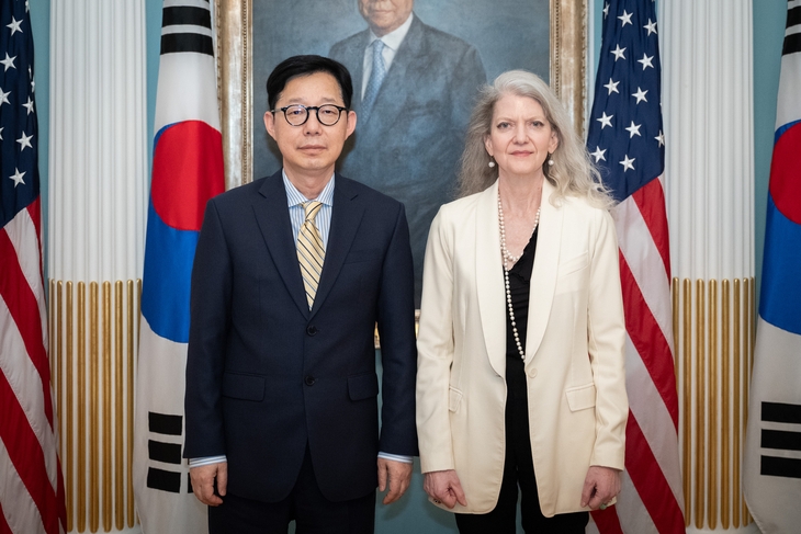 박윤주 외교부 1차관(왼쪽)과 앨리슨 후커 미국 국무부 정무차관이 19일(현지시간) 미 워싱턴DC 국무부 청사에서 회담에 앞서 기념사진을 찍고 있다. 연합뉴스