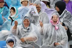 “이렇게라도 볼수 있음에”...“내고향” 울려퍼진 수원종합운동장