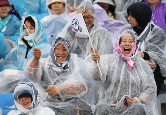“이렇게라도 볼수 있음에”...“내고향” 울려퍼진 수원종합운동장