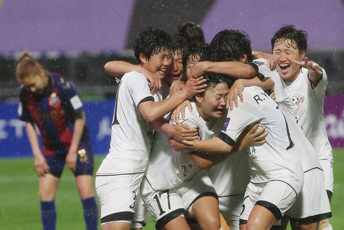 김경영(17번)이 ﻿후반 역전 골을 넣은 뒤 동료와 함께 기쁨의 눈물을 흘리고 있다.  연합뉴스
