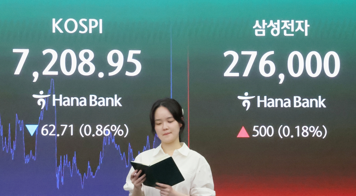 20일 경기 수원시 장안구 경기고용노동청에서 열린 삼성전자 임금협상을 마친 후 여명구 삼성전자 DS(디바이스솔루션·반도체 사업 담당) 피플팀장과 최승호 삼성그룹 초기업노동조합 삼성전자지부 위원장이 잠정 합의안에 서명한 후 파이팅을 외치고 있다. 공동취재. 2026.5.20.