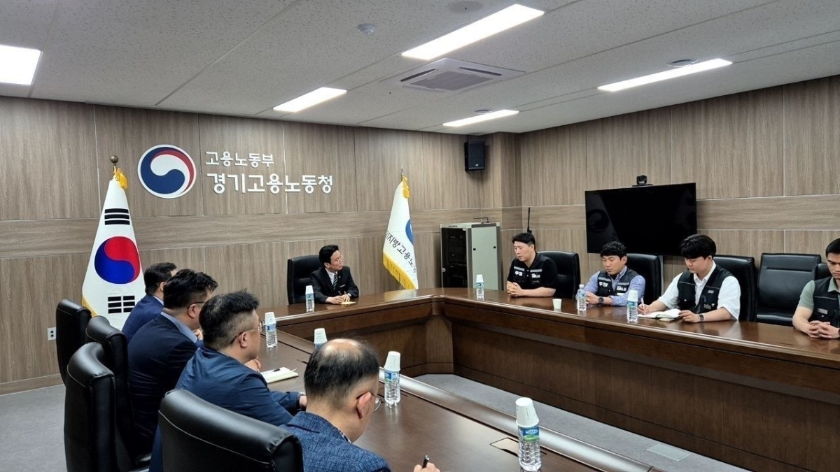 김영훈 고용노동부 장관이 20일 경기 수원 고용노동부 경기고용노동청에서 삼성전자 노사간 추가 교섭을 주재하고 있다. 고용노동부 제공. 2026.5.20.