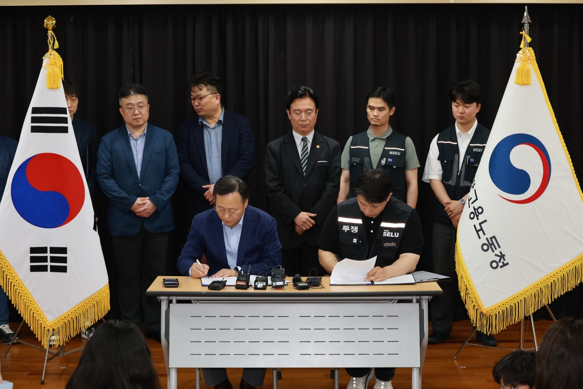 잠정 합의안 서명하는 삼성전자 노사