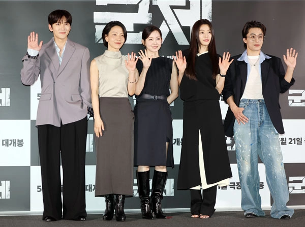 배우 지창욱(왼쪽부터)과 김신록, 신현빈, 전지현, 구교환이 20일 서울 용산구 CGV용산아이파크몰에서 열린 영화 ‘군체’ 기자간담회에 참석해 포즈를 취하고 있다. ‘군체’는 정체불명의 감염사태로 봉쇄된 건물 안, 고립된 생존자들이 예측할 수 없는 형태로 진화하는 감염자들에 맞서 벌이는 사투를 그린 작품으로 오는 21일 개봉한다. 2026.5.20<br>뉴스1