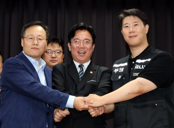 손 맞잡은 노사정