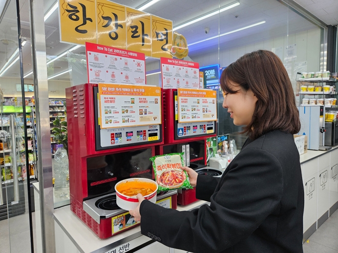BGF리테일, ‘한강라면’ 끓이던 기계로 떡볶이까지… 인기↑[세계 속 K푸드]