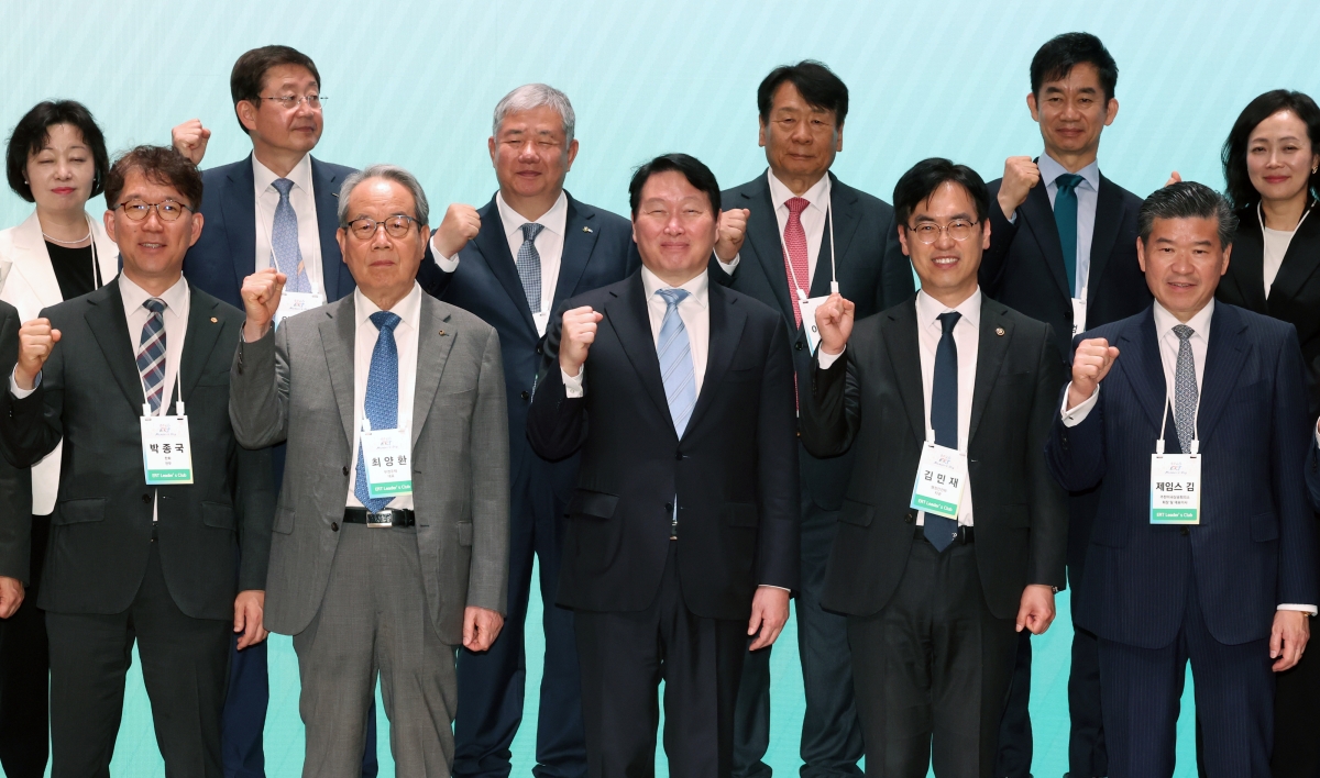 최태원(앞줄 왼쪽 세 번째부터) 대한상공회의소 회장과 김민재 행정안전부 차관, 제임스 김 주한미국상공회의소 회장 등이 20일 서울 중구 대한상공회의소에서 열린 ‘신기업가정신협의회(ERT) 멤버스 데이’에서 기념촬영을 하고 있다. 뉴시스