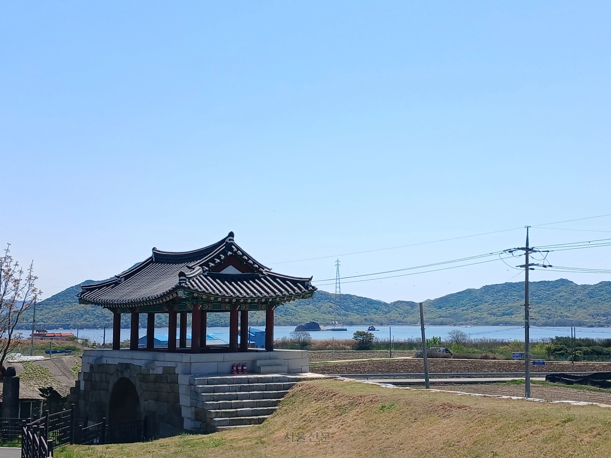 교동읍성 남문. 바다 건너 석모도가 보인다.