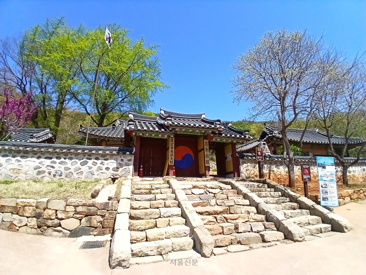 교동향교. 비교적 온전하게 옛 모습을 유지하고 있다.