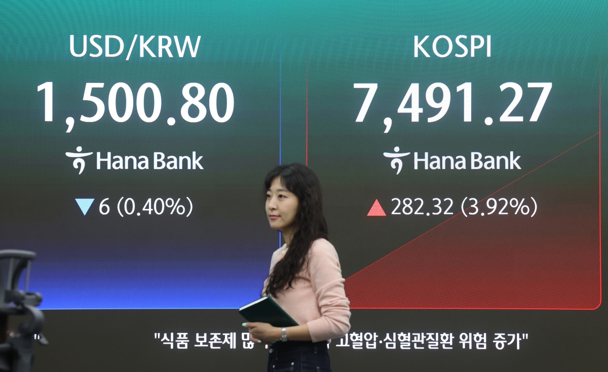 코스피가 급등 출발한 21일 서울 중구 하나은행 딜링룸에서 직원이 업무를 보고 있다. 2026.5.21. 연합뉴스