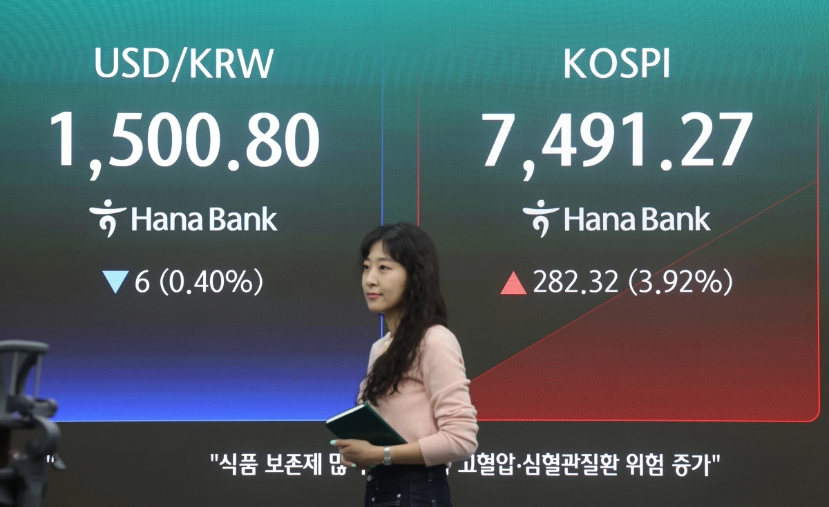 코스피가 급등 출발한 21일 서울 중구 하나은행 딜링룸에서 직원이 업무를 보고 있다. 2026.5.21. 연합뉴스