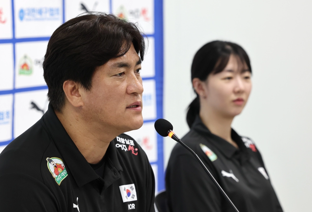 차상현 여자 배구 국가대표팀 감독이 20일 서울 송파구 올림픽회관에서 열린 2026 한국 남녀 배구 국가대표팀 기자회견에서 취재진의 질문에 답변하고 있다. .여자배구 대표팀 주장인 강소휘 선수. 연합뉴스