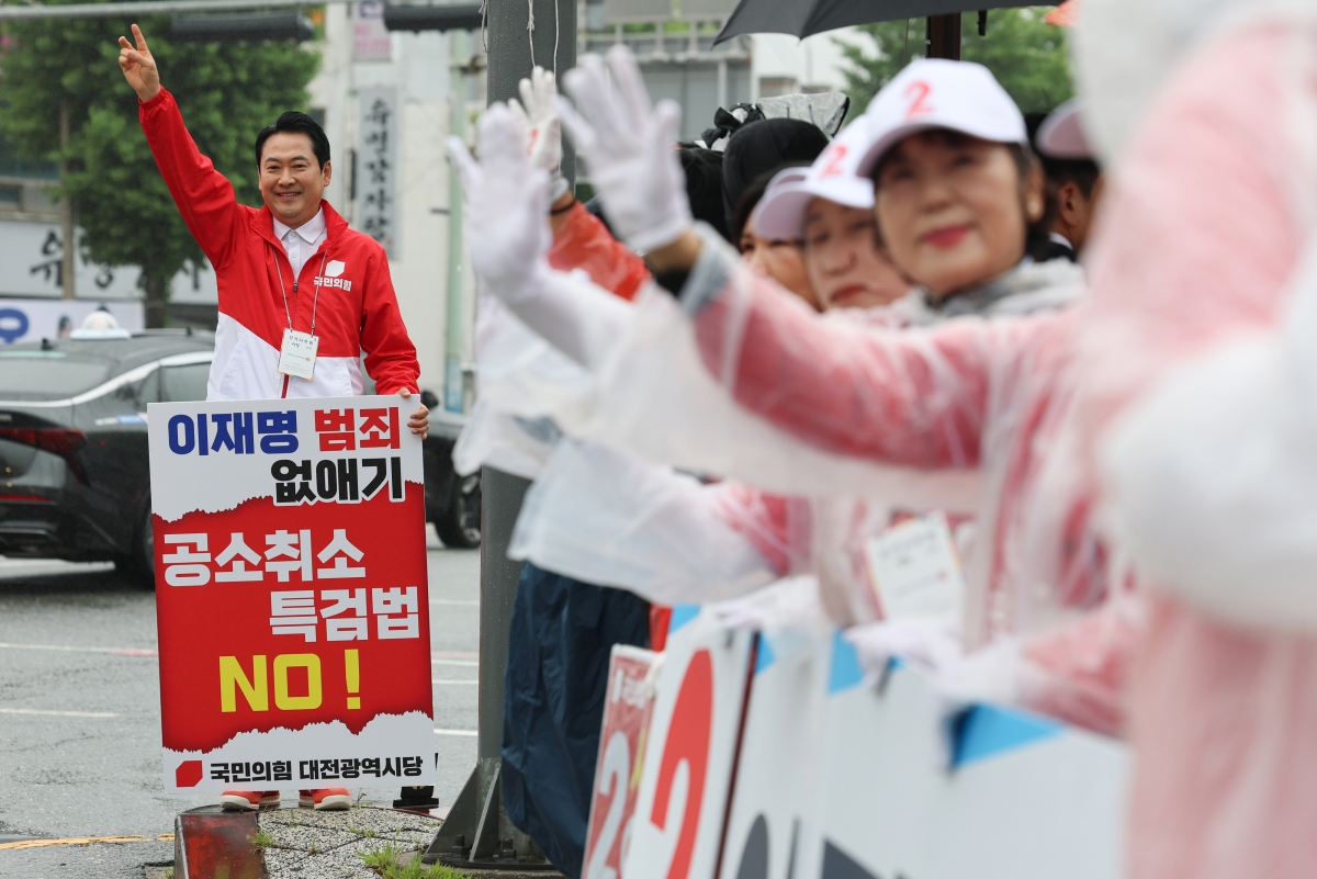 출근길 시민들 향해 인사하는 장동혁 대표