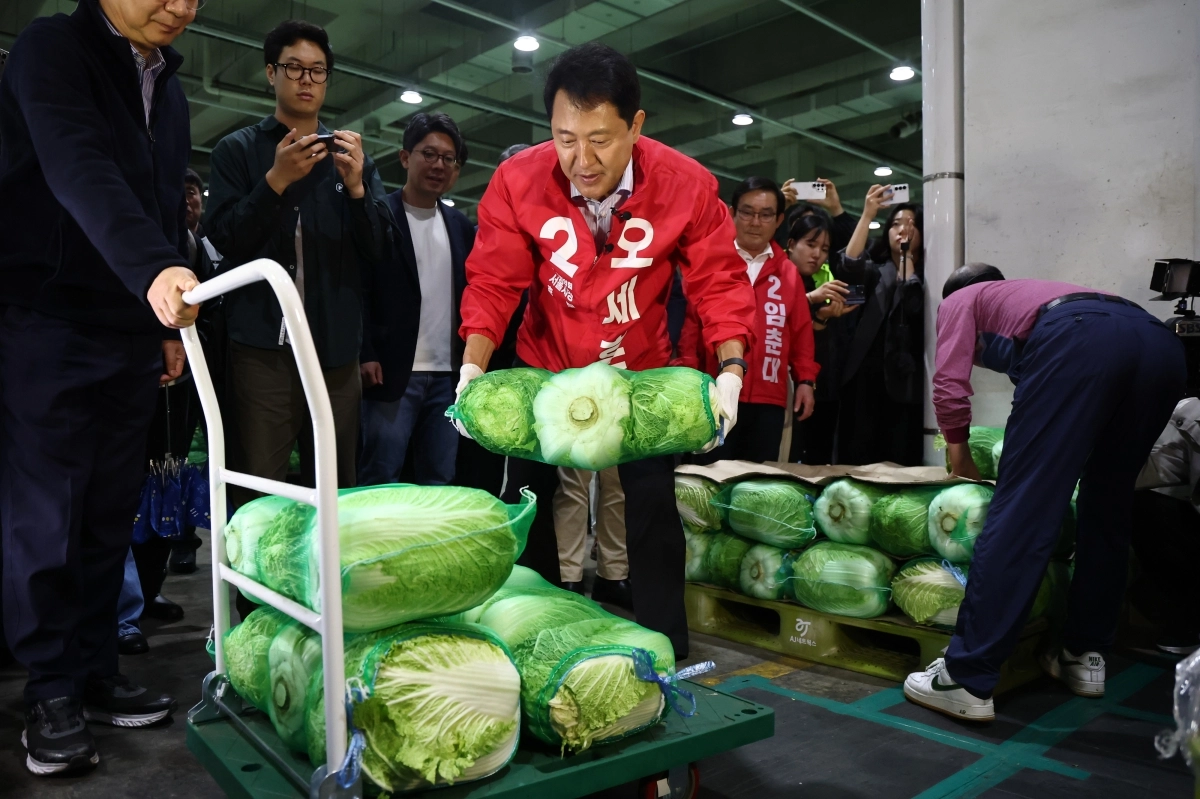 가락시장 찾은 오세훈 후보, 공식 선거운동 시작
