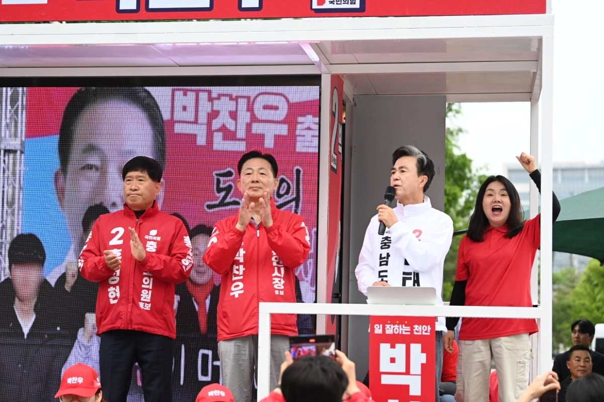 김태흠 국민의힘 충남도지사 후보가 21일 천안시청 앞 사거리에서 박찬우 천안시장 후보와 홍성현 충남도의원 후보 등과 함께 합동 유세를 하고 있다. 김 후보 캠프 제공