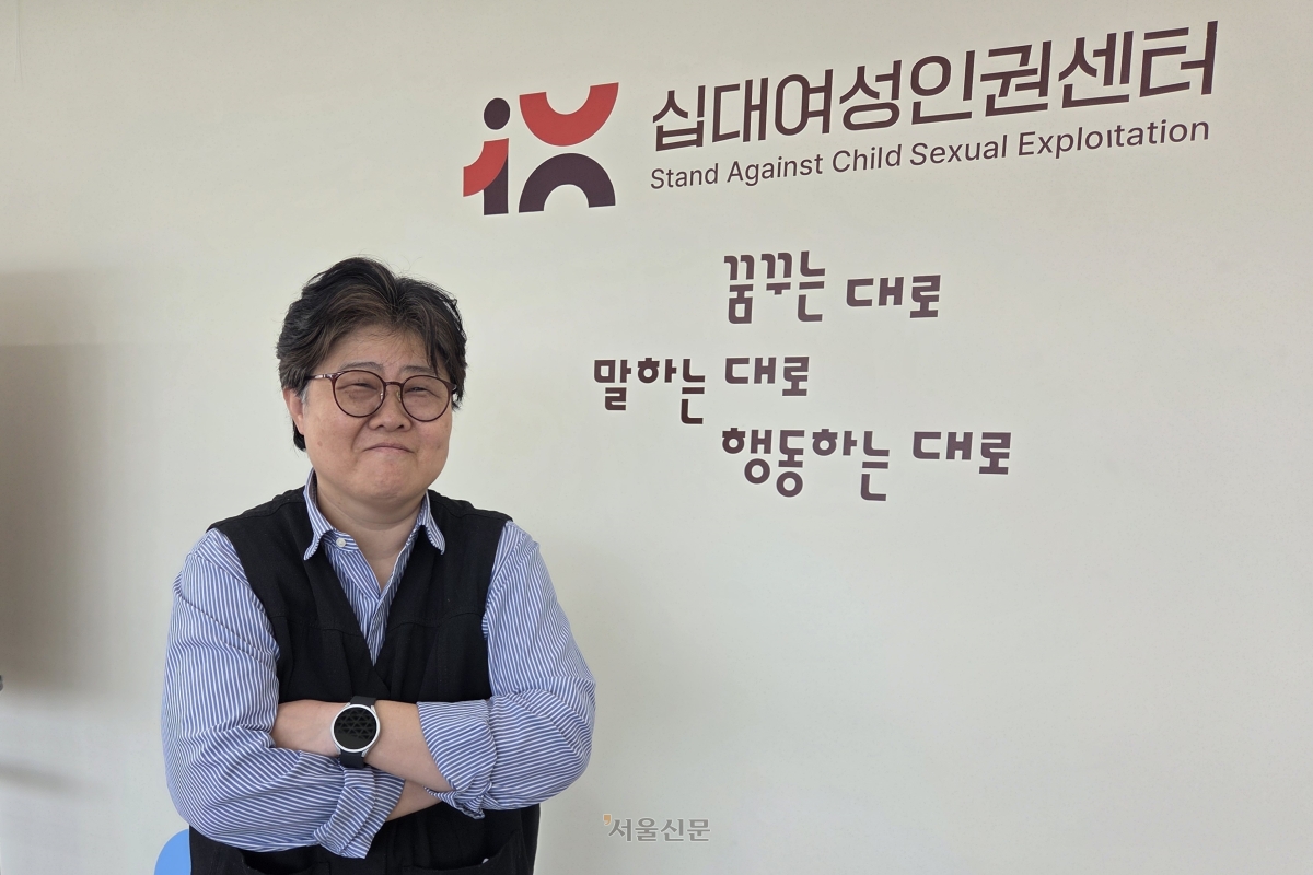 조진경 십대여성인권센터 대표가 21일 서울 은평구에 위치한 센터 사무실에서 서울신문과 인터뷰 이후 사진 촬영을 하고 있다. 명종원 기자
