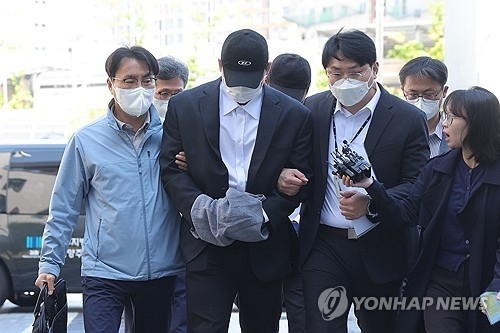 고(故) 김창민 영화감독을 폭행해 숨지게 한 혐의를 받는 피의자  2명이 5월 4일 구속 전 피의자 심문을 받기 위해 의정부지법 남양주지원으로 들어오고 있다. 연합뉴스