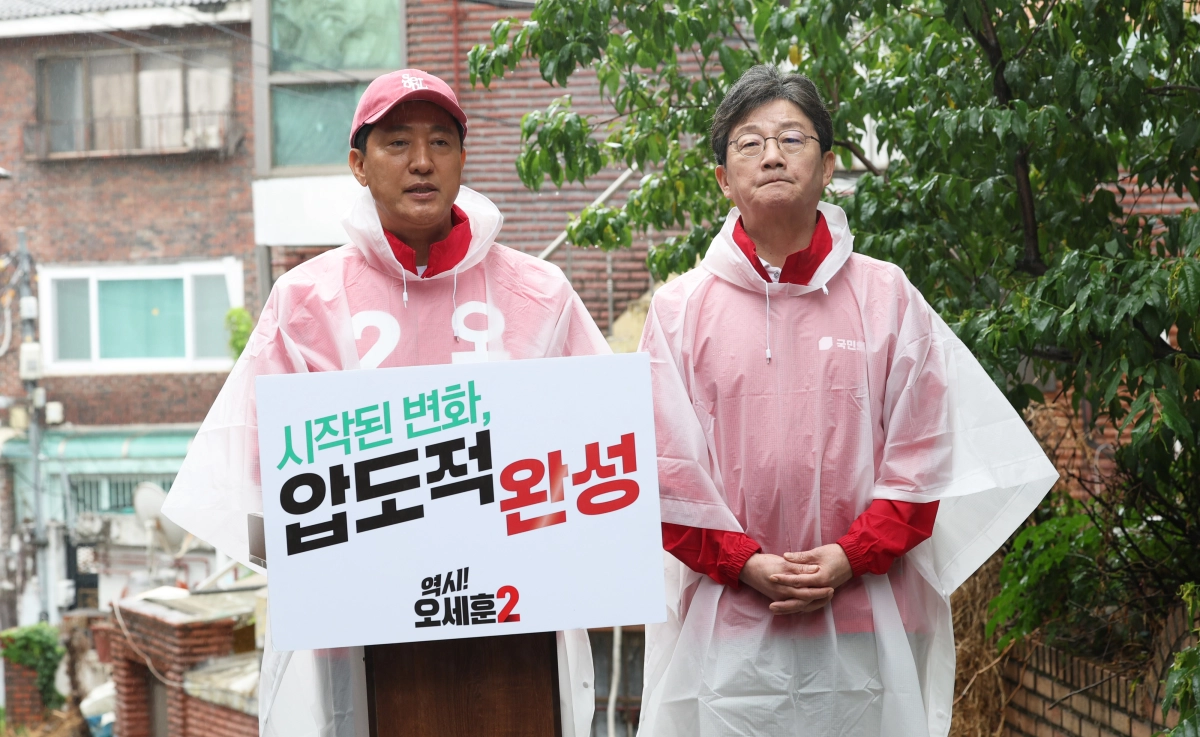 오세훈, 유승민과 함께 출정 대시민 메시지 (서울=연합뉴스) 이지은 기자 = 국민의힘 오세훈 서울시장 후보가 공식 선거운동 첫날인 21일 서울 강북구 일대에서 유승민 전 의원과 함께 출정 대시민 메시지를 발표하고 있다. 연합뉴스