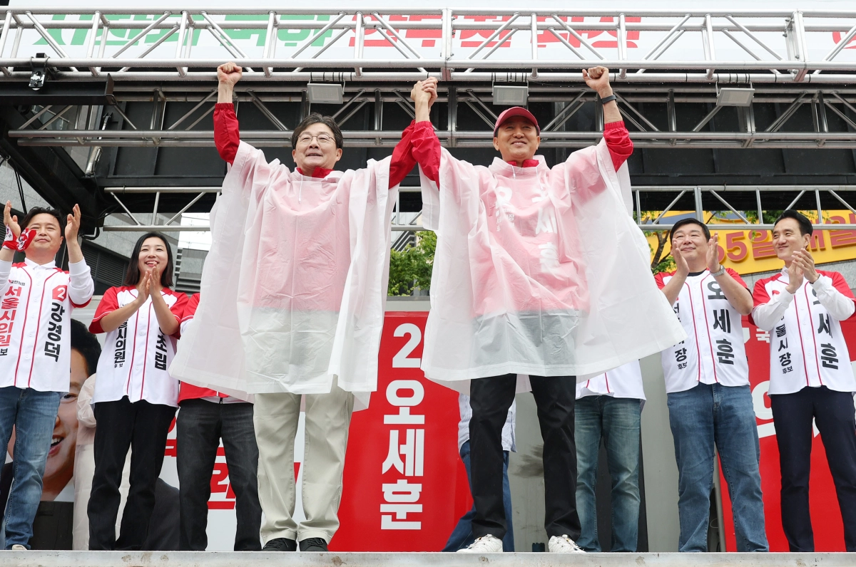 첫 유세 나선 오세훈, 유승민과 함께 (서울=연합뉴스) 이지은 기자 = 국민의힘 오세훈 서울시장 후보가 공식 선거운동 첫날인 21일 서울 강북구 삼양사거리에서 열린 첫 유세에서 유승민 전 의원과 지지를 호소하고 있다. 연합뉴스
