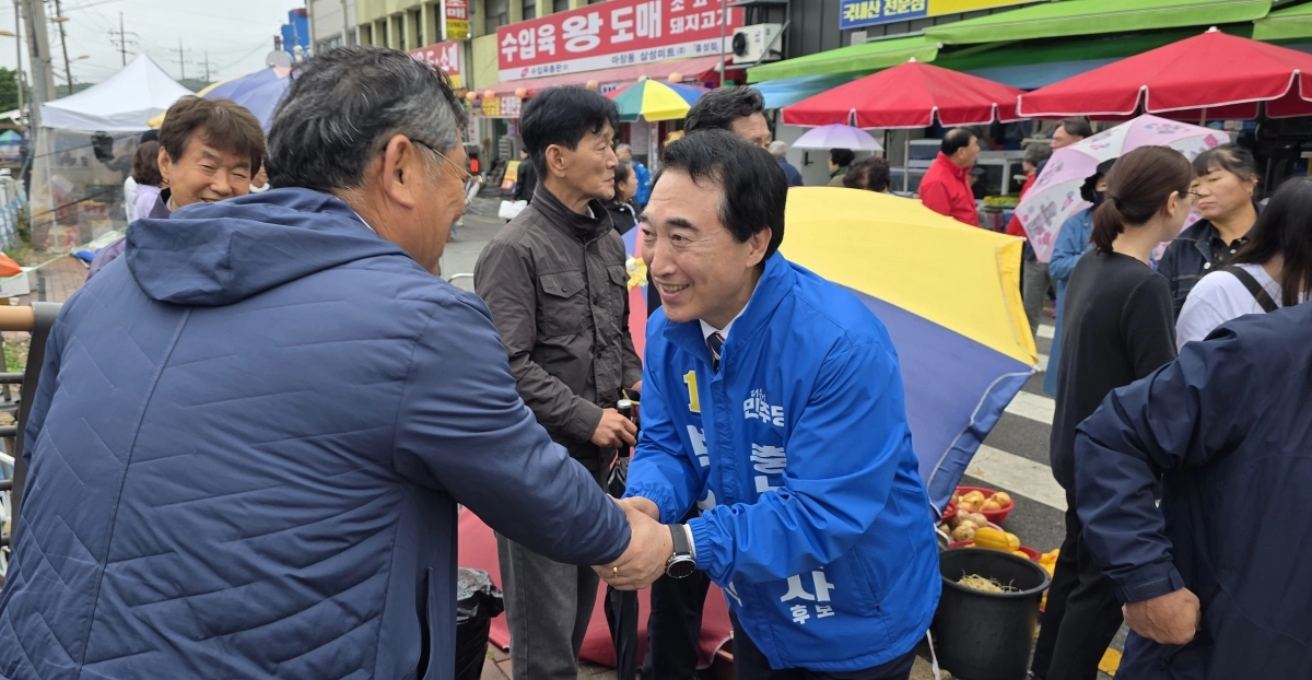 박수현 민주당 충남도지사 후보가 공식 선거운동 첫날 도민들과 만나 인사를 하고 있다. 박 후보 캠프 제공