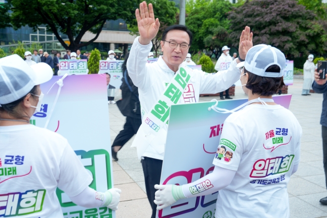 임태희, 소형 지프차로 특수학교 찾아 첫 선거운동…눈 맞춤 소통